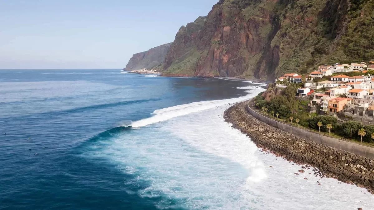 Jardim do Mar village between cliffs and ocean