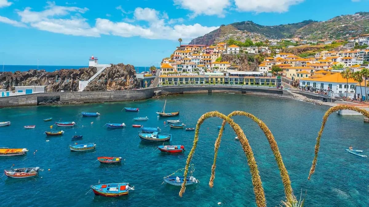Promenade and harbour in Câmara de Lobos