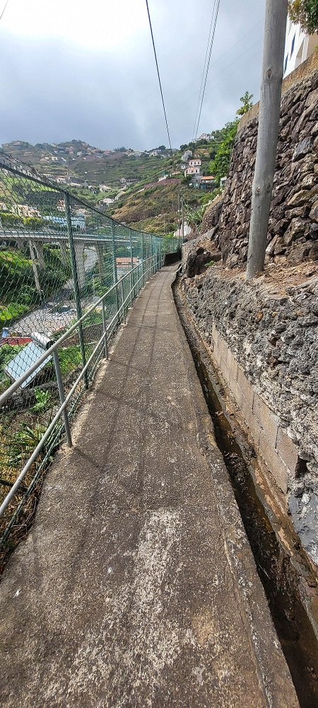 01.07.2022 Levadaentdeckungen oberhalb von Camara de Lobos — Passage unterhalb der Autobahn — Foto 1