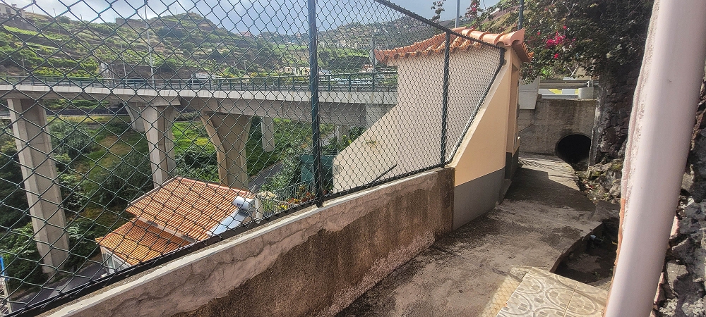 01.07.2022 Levadaentdeckungen oberhalb von Camara de Lobos — Passage unterhalb der Autobahn — Foto 2