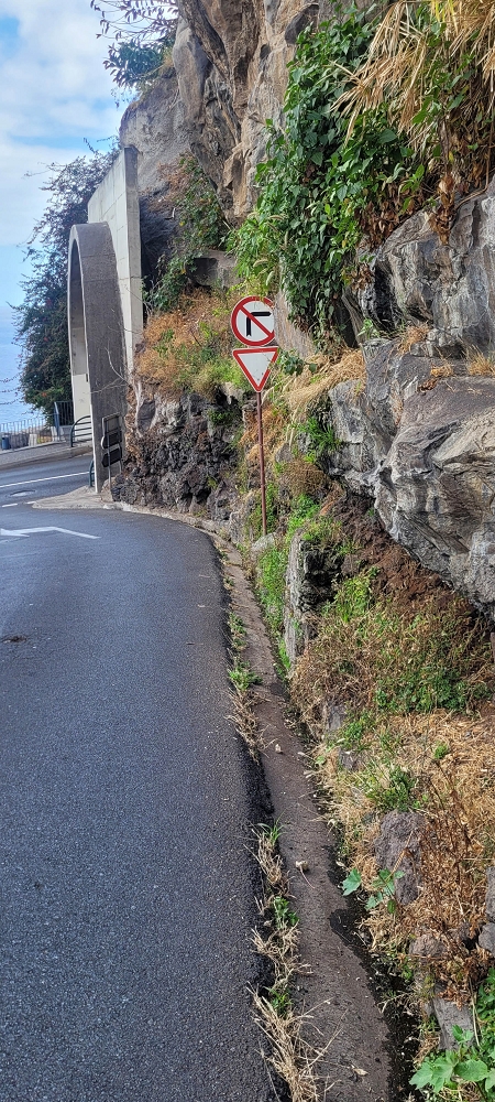 01.07.2022 Levadaentdeckungen oberhalb von Camara de Lobos — Verfallener Endast der Levada da Castanheira — Foto 1