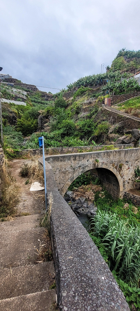 01.07.2022 Levadaentdeckungen oberhalb von Camara de Lobos — Ponte do Serrado und die 3 Wassermühlen von der andern Seite — Foto 1