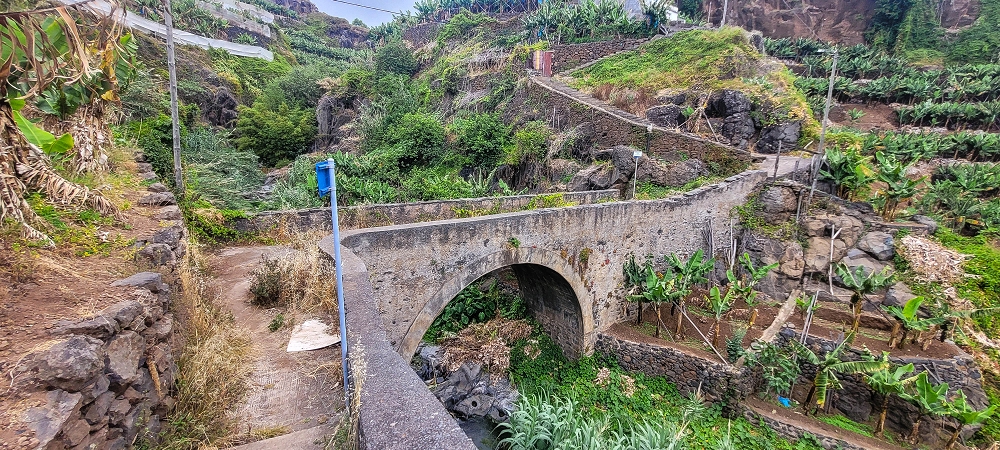 01.07.2022 Levadaentdeckungen oberhalb von Camara de Lobos — Ponte do Serrado und die 3 Wassermühlen von der andern Seite — Foto 2