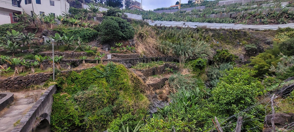 01.07.2022 Levadaentdeckungen oberhalb von Camara de Lobos — Ponte do Serrado und die 3 Wassermühlen von der andern Seite — Foto 3