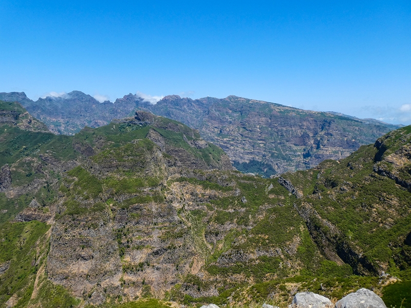 01.08.2021 Levada da Rouca und Aufstieg nach Chao dos Terreiros, zurück über die Boca da Corrida — Abstieg auf dem Caminho de Sao Lourenco zur ER 223 und weiter zur Vereda dos Zimbreiros — Foto 4