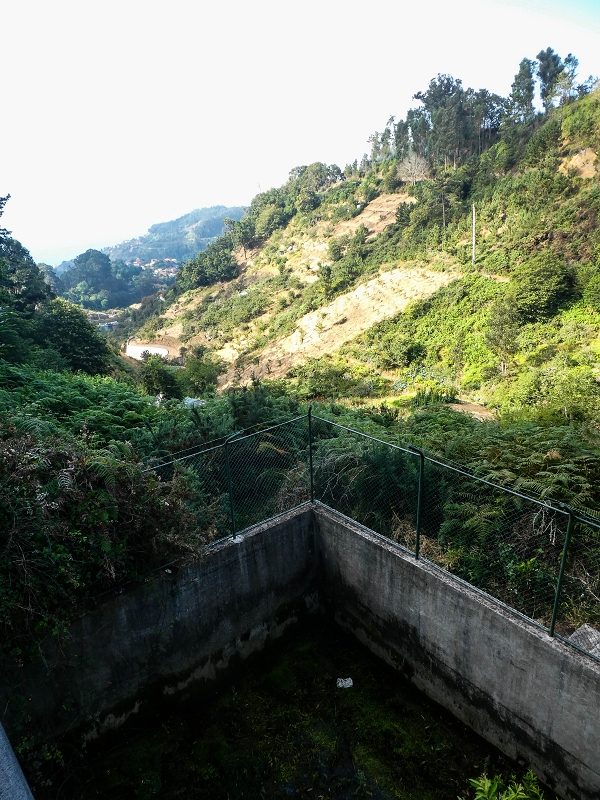 Levada da Rouca — Wassertank und Abzweigung zur lokalen Bewässerung — Foto 3