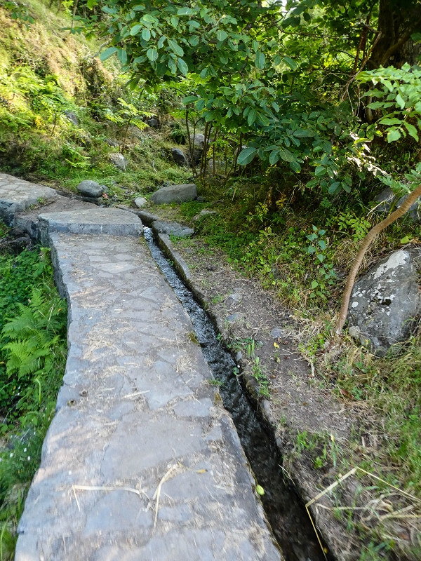 Levada da Rouca — Die ursprüngliche Madre der alten Levada und die aktuelle Madre des Ostastes in der Ribeira do Jardim und weitere Zuflusslevada — Foto 2