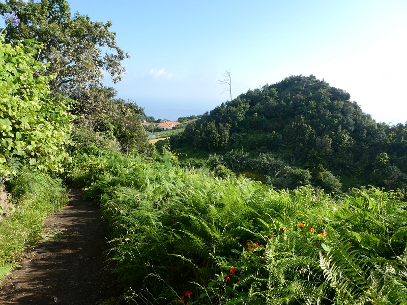 02.07.2018 Rocha do Navio und Levada do Cantinho, Miradouro de Santo Antonio — Weiter zur Bergstation der Rocha do Navio-Seilbahn — Foto 6