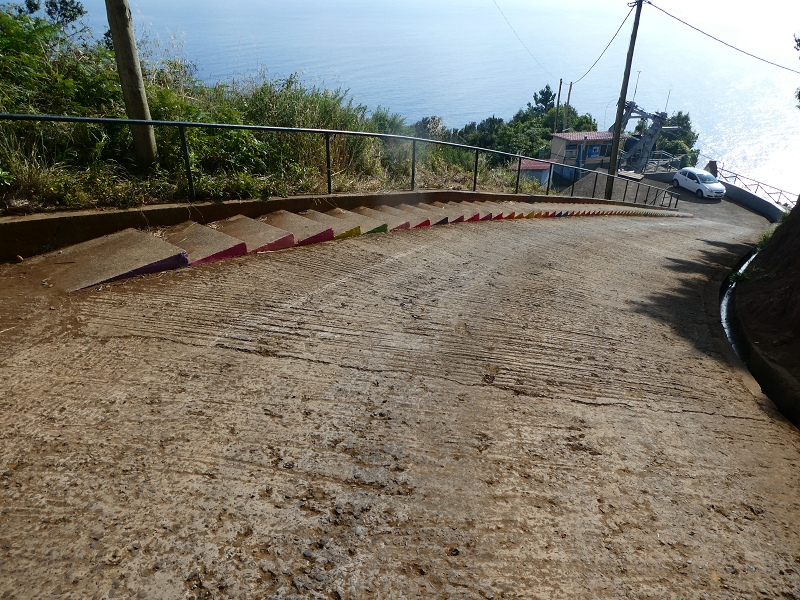 02.07.2018 Rocha do Navio und Levada do Cantinho, Miradouro de Santo Antonio — Weiter zur Bergstation der Rocha do Navio-Seilbahn — Foto 8