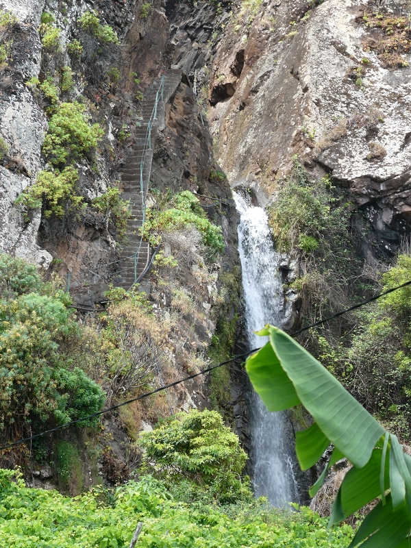 02.07.2018 Rocha do Navio und Levada do Cantinho, Miradouro de Santo Antonio — Die Wasserfalltreppe — Foto 2
