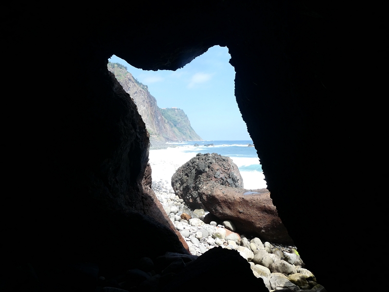 02.07.2018 Rocha do Navio und Levada do Cantinho, Miradouro de Santo Antonio — Höhle am östlichen Ende des Strandes — Foto 1