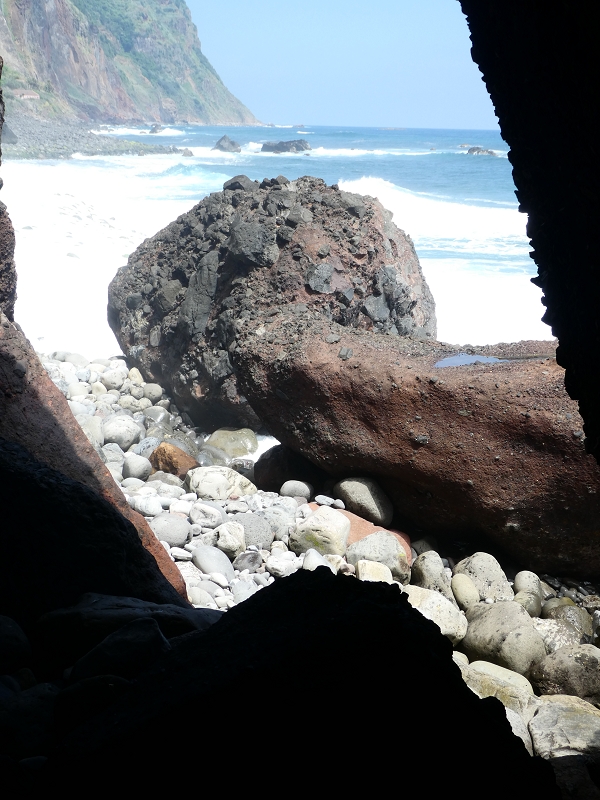 02.07.2018 Rocha do Navio und Levada do Cantinho, Miradouro de Santo Antonio — Höhle am östlichen Ende des Strandes — Foto 2