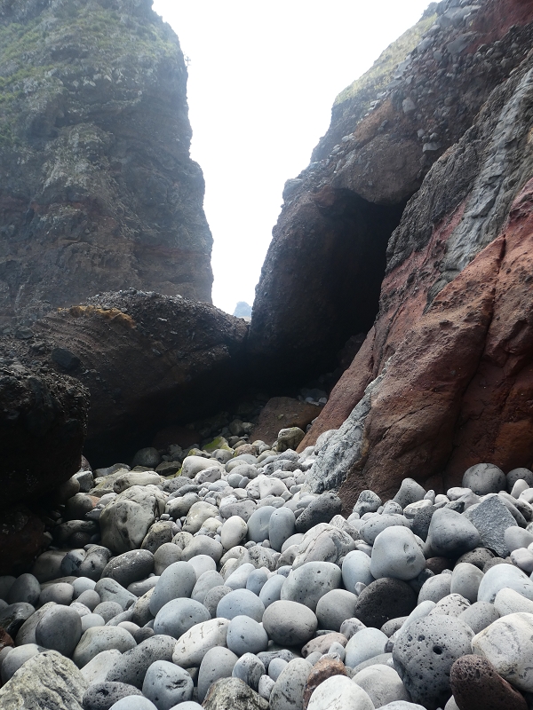 02.07.2018 Rocha do Navio und Levada do Cantinho, Miradouro de Santo Antonio — Höhle am östlichen Ende des Strandes — Foto 3