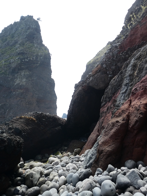 02.07.2018 Rocha do Navio und Levada do Cantinho, Miradouro de Santo Antonio — Höhle am östlichen Ende des Strandes — Foto 5