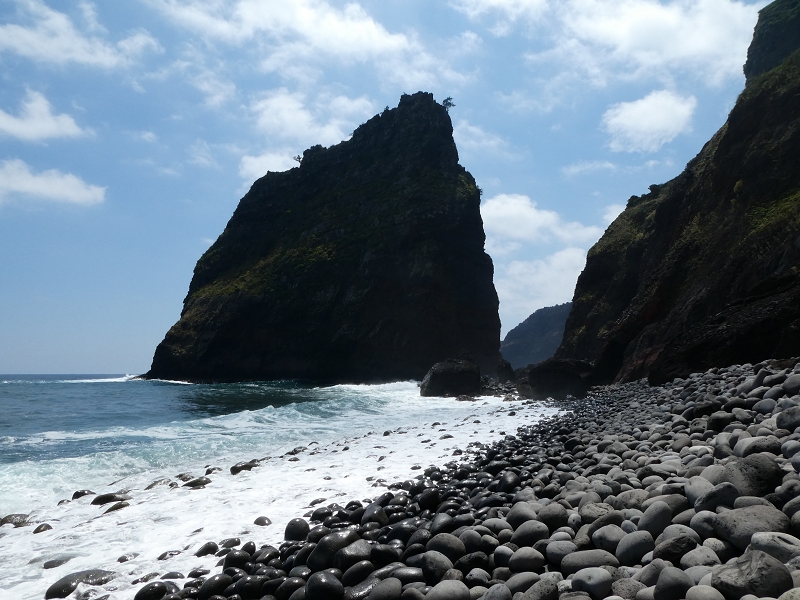 02.07.2018 Rocha do Navio und Levada do Cantinho, Miradouro de Santo Antonio — Höhle am östlichen Ende des Strandes — Foto 6