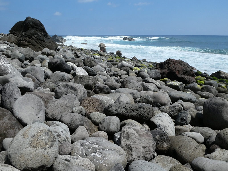 02.07.2018 Rocha do Navio und Levada do Cantinho, Miradouro de Santo Antonio — Höhle am östlichen Ende des Strandes — Foto 7