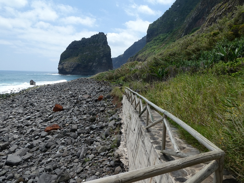 02.07.2018 Rocha do Navio und Levada do Cantinho, Miradouro de Santo Antonio — Höhle am östlichen Ende des Strandes — Foto 8
