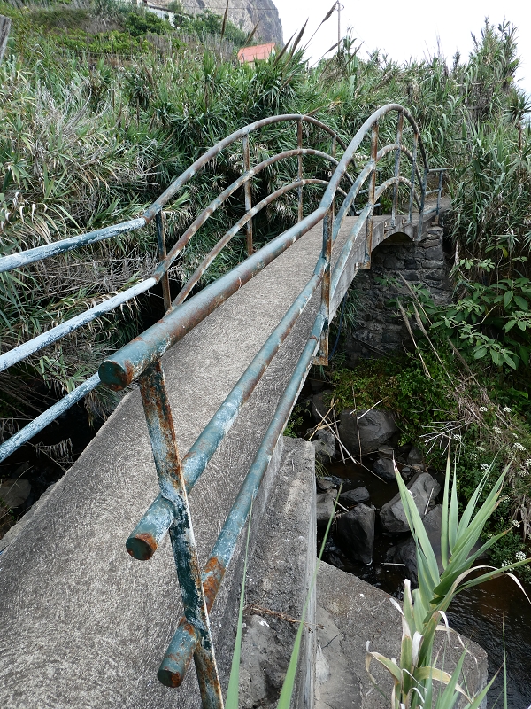 02.07.2018 Rocha do Navio und Levada do Cantinho, Miradouro de Santo Antonio — Höhle am östlichen Ende des Strandes — Foto 10