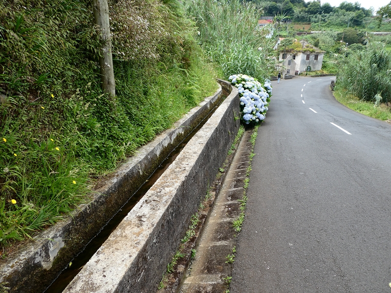 02.07.2018 Rocha do Navio und Levada do Cantinho, Miradouro de Santo Antonio — Levada do Cantinho: Der erste Bacheinschnitt — Foto 14
