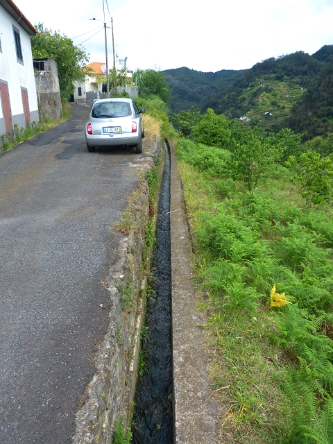 2 August 2014 5 Levadas around Maroços — On the Levada Nova de Machico to the small water house — photo 7
