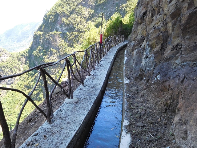 02.08.2015 Levada dos Tornos und das Fajas — Weiter zum Levadahaus — Foto 27