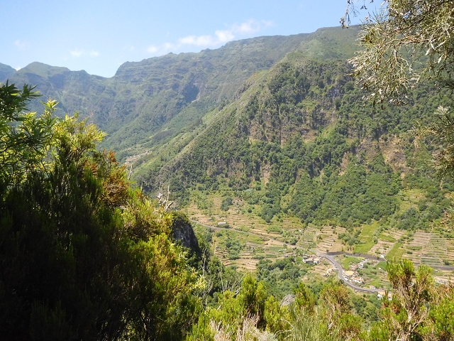 02.08.2015 Levada dos Tornos und das Fajas — Weiter zum Levadahaus — Foto 50