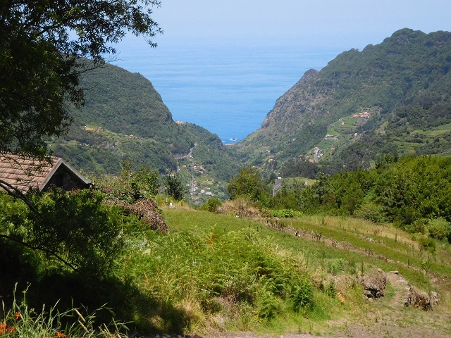 02.08.2015 Levada dos Tornos und das Fajas — Abstieg nach Lamaceiros — Foto 2