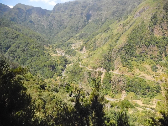 02.08.2015 Levada dos Tornos und das Fajas — Weiter zum Levadahaus — Foto 19