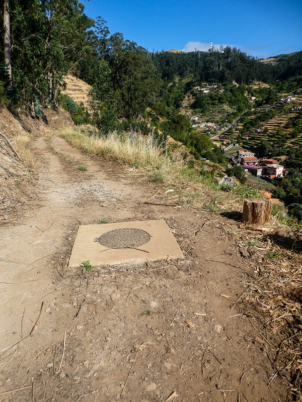 Levada do Pico do Arvoredo — Neuer verrohrter Levadaverlauf unter Schotterpiste (2021) — Foto 3