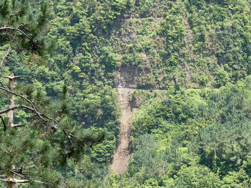 03.07.2018 Rundtour von Boaventura über die Ribeira dos Moinhos nach Achada da Madeira und zurück über die Levada da Achada Grande — Aufstieg zur Levada da Achada Grande mit Seitenlevadas, Blick auf die Levada das Faias auf der andern Talseite — Foto 4