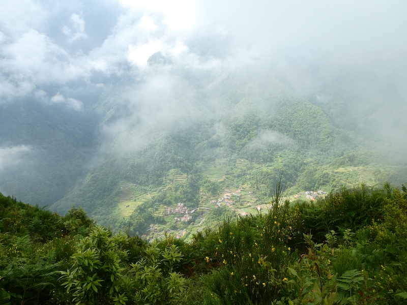 03.07.2018 Rundtour von Boaventura über die Ribeira dos Moinhos nach Achada da Madeira und zurück über die Levada da Achada Grande — Abstieg nach Achada da Madeira — Foto 9
