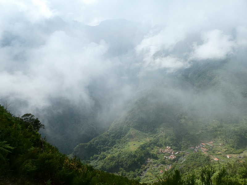 03.07.2018 Rundtour von Boaventura über die Ribeira dos Moinhos nach Achada da Madeira und zurück über die Levada da Achada Grande — Abstieg nach Achada da Madeira — Foto 11