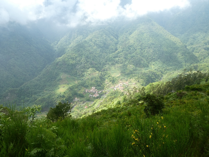 03.07.2018 Rundtour von Boaventura über die Ribeira dos Moinhos nach Achada da Madeira und zurück über die Levada da Achada Grande — Abstieg nach Achada da Madeira — Foto 13