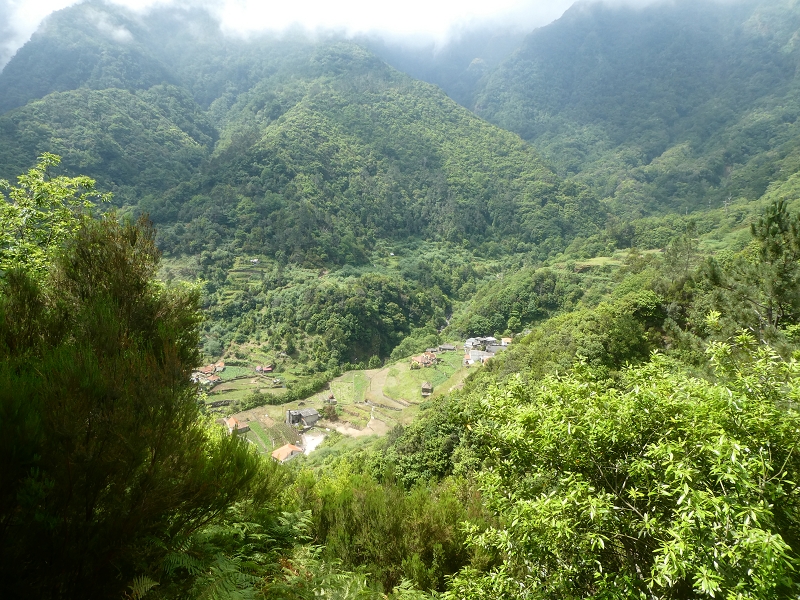 03.07.2018 Rundtour von Boaventura über die Ribeira dos Moinhos nach Achada da Madeira und zurück über die Levada da Achada Grande — Abstieg nach Achada da Madeira — Foto 18