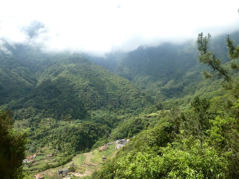 03.07.2018 Rundtour von Boaventura über die Ribeira dos Moinhos nach Achada da Madeira und zurück über die Levada da Achada Grande — Abstieg nach Achada da Madeira — Foto 19