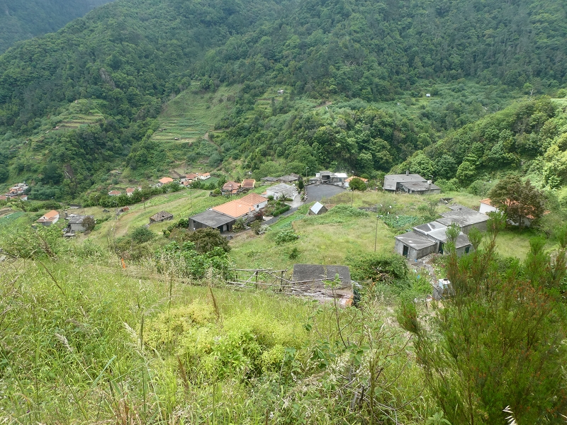 03.07.2018 Rundtour von Boaventura über die Ribeira dos Moinhos nach Achada da Madeira und zurück über die Levada da Achada Grande — Abstieg nach Achada da Madeira — Foto 24