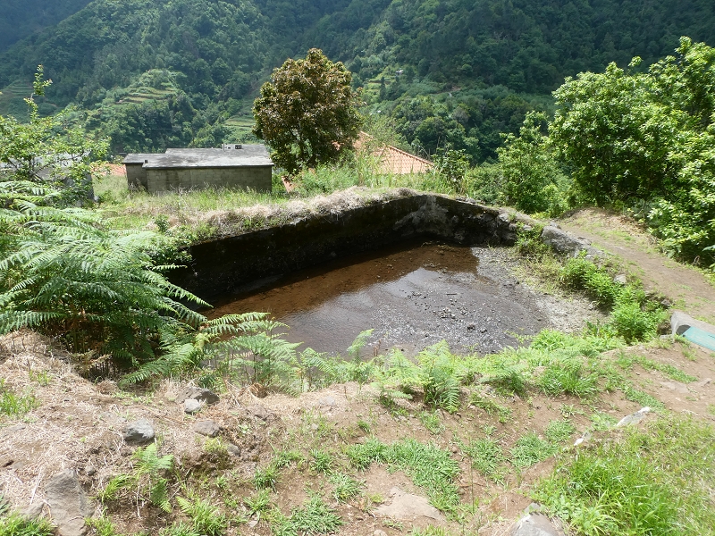 03.07.2018 Rundtour von Boaventura über die Ribeira dos Moinhos nach Achada da Madeira und zurück über die Levada da Achada Grande — Abstieg nach Achada da Madeira — Foto 26