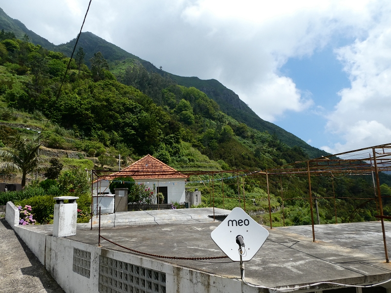 03.07.2018 Rundtour von Boaventura über die Ribeira dos Moinhos nach Achada da Madeira und zurück über die Levada da Achada Grande — Abstieg nach Lombo do Urzal — Foto 1
