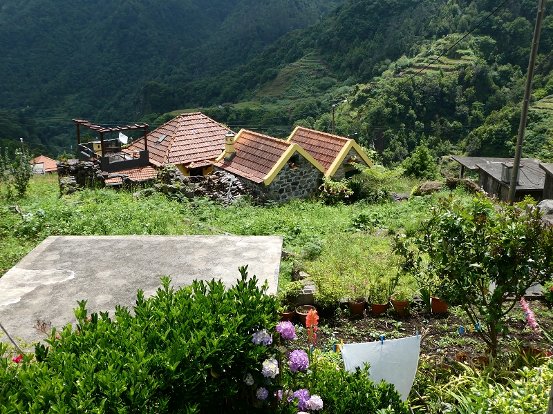 03.07.2018 Rundtour von Boaventura über die Ribeira dos Moinhos nach Achada da Madeira und zurück über die Levada da Achada Grande — Abstieg nach Lombo do Urzal — Foto 3