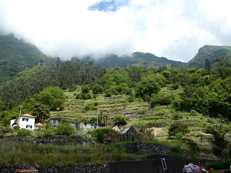 03.07.2018 Rundtour von Boaventura über die Ribeira dos Moinhos nach Achada da Madeira und zurück über die Levada da Achada Grande — Abstieg nach Lombo do Urzal — Foto 4