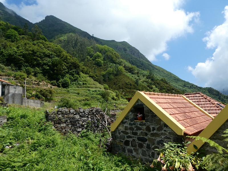 03.07.2018 Rundtour von Boaventura über die Ribeira dos Moinhos nach Achada da Madeira und zurück über die Levada da Achada Grande — Abstieg nach Lombo do Urzal — Foto 5