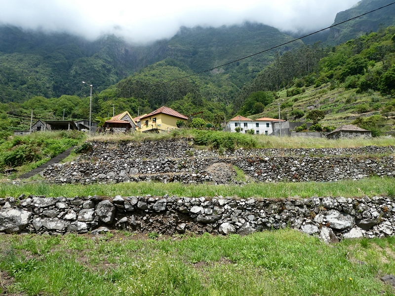 03.07.2018 Rundtour von Boaventura über die Ribeira dos Moinhos nach Achada da Madeira und zurück über die Levada da Achada Grande — Abstieg nach Lombo do Urzal — Foto 7