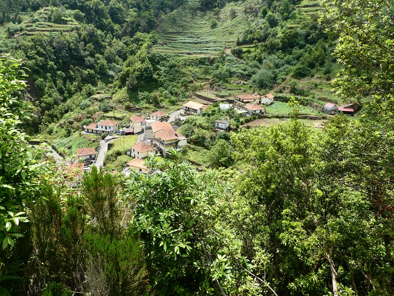 03.07.2018 Rundtour von Boaventura über die Ribeira dos Moinhos nach Achada da Madeira und zurück über die Levada da Achada Grande — Abstieg nach Lombo do Urzal — Foto 8
