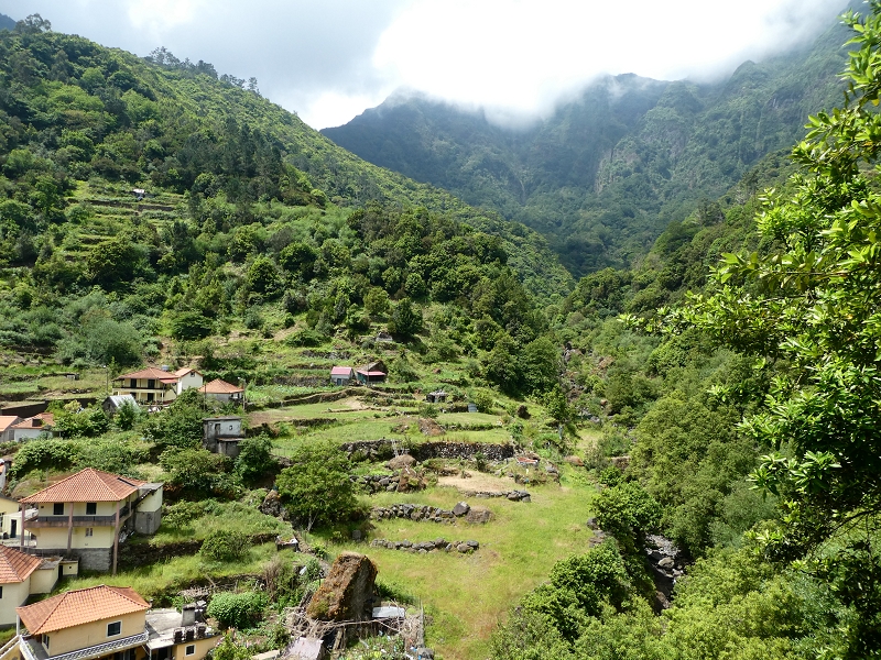 03.07.2018 Rundtour von Boaventura über die Ribeira dos Moinhos nach Achada da Madeira und zurück über die Levada da Achada Grande — Abstieg nach Lombo do Urzal — Foto 9