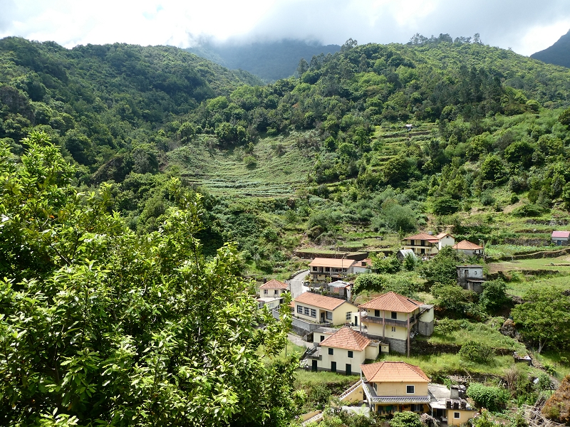 03.07.2018 Rundtour von Boaventura über die Ribeira dos Moinhos nach Achada da Madeira und zurück über die Levada da Achada Grande — Abstieg nach Lombo do Urzal — Foto 10