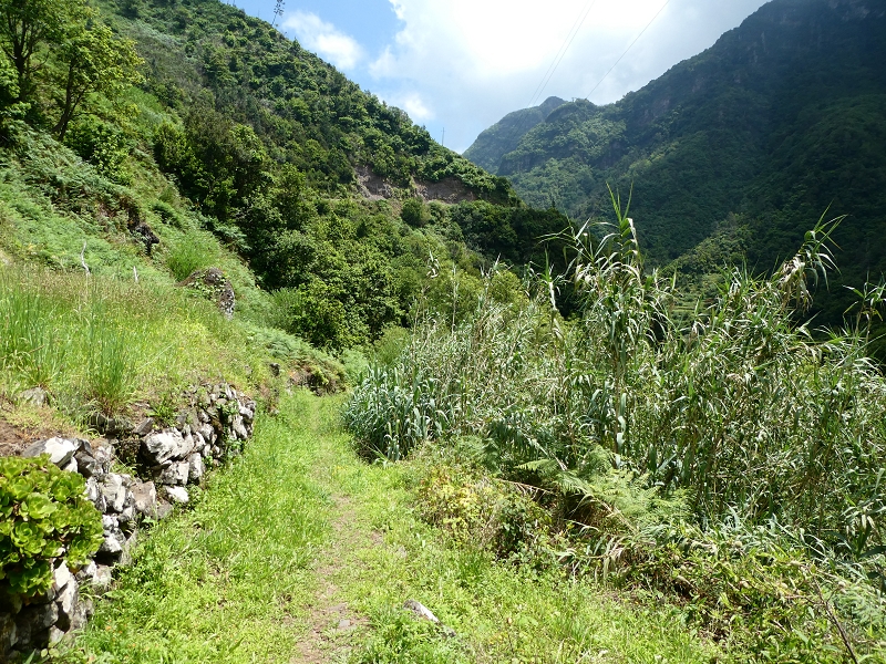 03.07.2018 Rundtour von Boaventura über die Ribeira dos Moinhos nach Achada da Madeira und zurück über die Levada da Achada Grande — Auf dem CR20 zur Brücke in der Ribeira do Porco — Foto 1