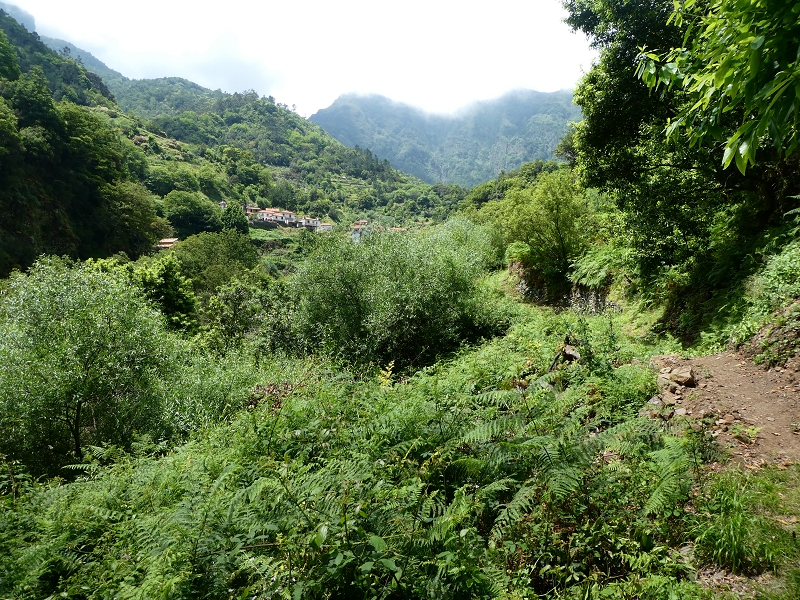 03.07.2018 Rundtour von Boaventura über die Ribeira dos Moinhos nach Achada da Madeira und zurück über die Levada da Achada Grande — Auf dem CR20 zur Brücke in der Ribeira do Porco — Foto 3