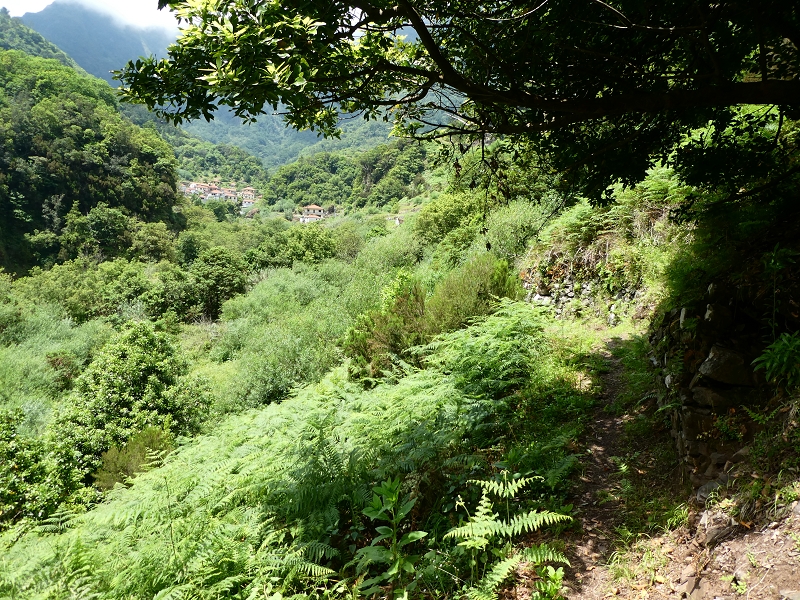 03.07.2018 Rundtour von Boaventura über die Ribeira dos Moinhos nach Achada da Madeira und zurück über die Levada da Achada Grande — Auf dem CR20 zur Brücke in der Ribeira do Porco — Foto 7