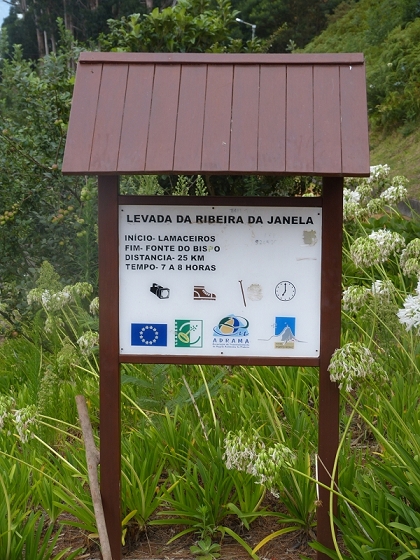 03.08.2012 Levada da Ribeira da Janela — Von Lamaceiros bis zum Bachübergang mit dem Wellblechdach — Foto 1