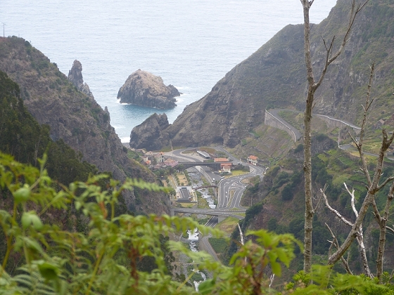 03.08.2012 Levada da Ribeira da Janela — Von Lamaceiros bis zum Bachübergang mit dem Wellblechdach — Foto 9